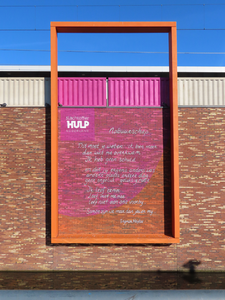 912255 Afbeelding van het gedicht 'Nabuurschap' van Ingmar Heytze, in een oranje lijst op de muur langs de Kruisvaart ...